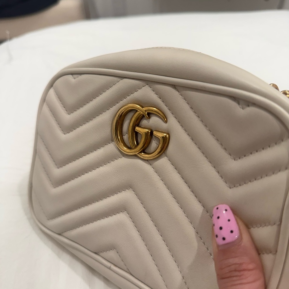 Gucci GG Marmont Camera Bag
Matelasse Mini White - Picture 12 of 13